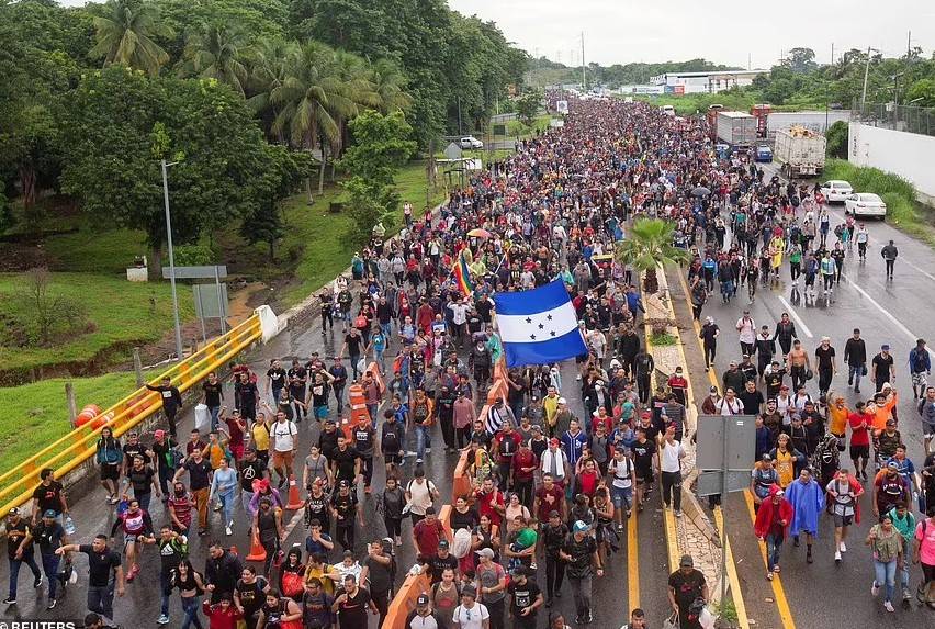 Caravan Of Up To 15,000 Migrants Heads Toward U.s. Border 1